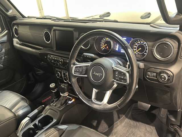 クライスラー・ジープ ラングラー アンリミテッド サハラ 新潟県 2021(令3)年 3.9万km ブラック SMITTYBILTディフェンダーラック/標準装備/サブウーハー付アルパイン製プレミアムスピーカー/オーディオナビゲーションシステムUconnect /8.4インチVGAタッチパネルモニター/・AM/FMラジオ/・地上デジタルテレビチューナー/・Bluetooth/・USB・iPod ・ iPhone/・AUX/ParkSense/ParkviewTMリアバックアップカメラ/アダプティブ クルーズ コントロール/ブラインドスポットモニター/リアクロスパスディテクション/LEDヘッドライト（オートレベリング機能）/・デイタイムランニングランプ/・オートハイビームヘッドライト/レザーシートJeepロゴ/フロントシートヒーター/ステアリングヒーター/ETC2.0