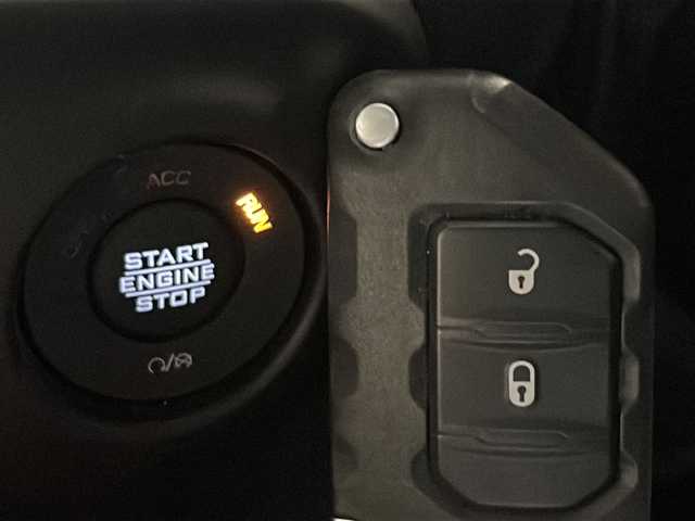 クライスラー・ジープ ラングラー アンリミテッド サハラ 新潟県 2021(令3)年 3.9万km ブラック SMITTYBILTディフェンダーラック/標準装備/サブウーハー付アルパイン製プレミアムスピーカー/オーディオナビゲーションシステムUconnect /8.4インチVGAタッチパネルモニター/・AM/FMラジオ/・地上デジタルテレビチューナー/・Bluetooth/・USB・iPod ・ iPhone/・AUX/ParkSense/ParkviewTMリアバックアップカメラ/アダプティブ クルーズ コントロール/ブラインドスポットモニター/リアクロスパスディテクション/LEDヘッドライト（オートレベリング機能）/・デイタイムランニングランプ/・オートハイビームヘッドライト/レザーシートJeepロゴ/フロントシートヒーター/ステアリングヒーター/ETC2.0