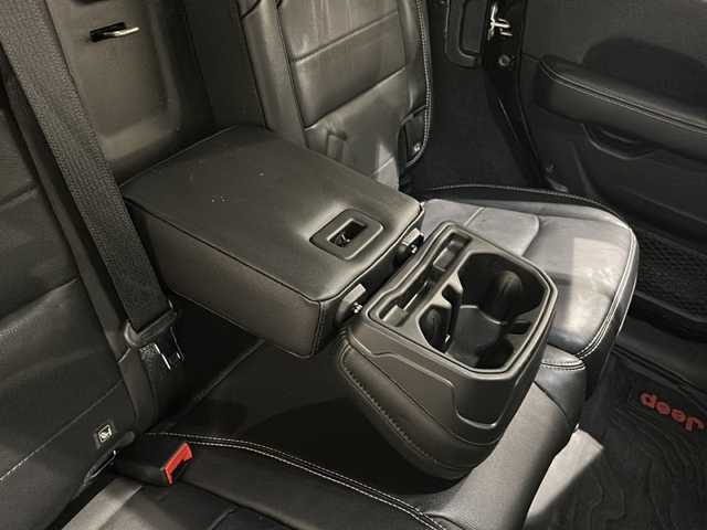 クライスラー・ジープ ラングラー アンリミテッド サハラ 新潟県 2021(令3)年 3.9万km ブラック SMITTYBILTディフェンダーラック/標準装備/サブウーハー付アルパイン製プレミアムスピーカー/オーディオナビゲーションシステムUconnect /8.4インチVGAタッチパネルモニター/・AM/FMラジオ/・地上デジタルテレビチューナー/・Bluetooth/・USB・iPod ・ iPhone/・AUX/ParkSense/ParkviewTMリアバックアップカメラ/アダプティブ クルーズ コントロール/ブラインドスポットモニター/リアクロスパスディテクション/LEDヘッドライト（オートレベリング機能）/・デイタイムランニングランプ/・オートハイビームヘッドライト/レザーシートJeepロゴ/フロントシートヒーター/ステアリングヒーター/ETC2.0