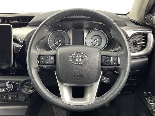 トヨタ ハイラックス Z 新潟県 2021(令3)年 6万km アティチュードブラックマイカ 4WD/11インチアルパインフローティングナビ/　フルセグTV/Bluetooth/CD/DVD/USB/HDMI/プリクラッシュセーフティ/レーンキープアシスト/レーダークルーズコントロール/前後コーナーセンサー/バックモニター/ETC/LEDヘッドライト/アイドリングストップ/横滑り防止装置/純正トノカバー/純正ベッドライナー/レザー調シートカバー