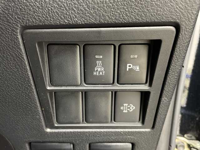 トヨタ ハイラックス Z 新潟県 2021(令3)年 6万km アティチュードブラックマイカ 4WD/11インチアルパインフローティングナビ/　フルセグTV/Bluetooth/CD/DVD/USB/HDMI/プリクラッシュセーフティ/レーンキープアシスト/レーダークルーズコントロール/前後コーナーセンサー/バックモニター/ETC/LEDヘッドライト/アイドリングストップ/横滑り防止装置/純正トノカバー/純正ベッドライナー/レザー調シートカバー