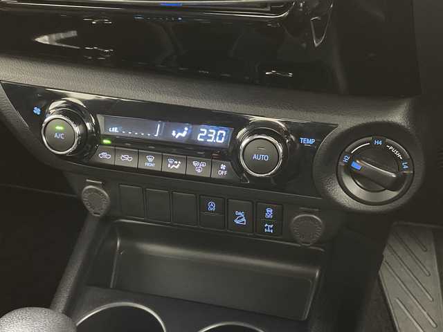 トヨタ ハイラックス Z 新潟県 2021(令3)年 6万km アティチュードブラックマイカ 4WD/11インチアルパインフローティングナビ/　フルセグTV/Bluetooth/CD/DVD/USB/HDMI/プリクラッシュセーフティ/レーンキープアシスト/レーダークルーズコントロール/前後コーナーセンサー/バックモニター/ETC/LEDヘッドライト/アイドリングストップ/横滑り防止装置/純正トノカバー/純正ベッドライナー/レザー調シートカバー