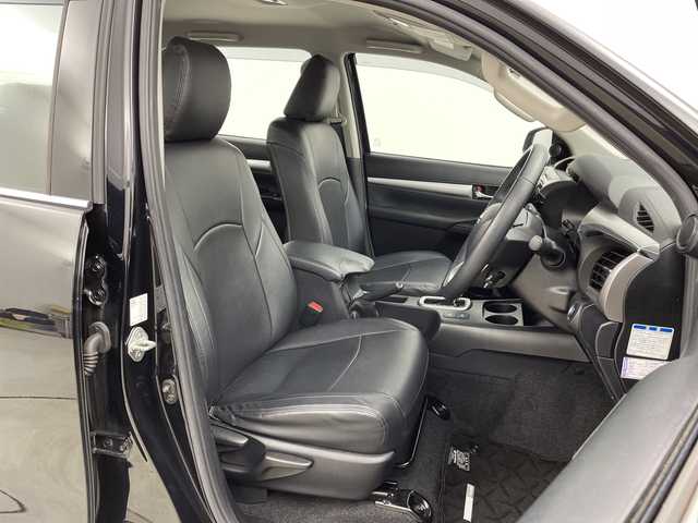 トヨタ ハイラックス Z 新潟県 2021(令3)年 6万km アティチュードブラックマイカ 4WD/11インチアルパインフローティングナビ/　フルセグTV/Bluetooth/CD/DVD/USB/HDMI/プリクラッシュセーフティ/レーンキープアシスト/レーダークルーズコントロール/前後コーナーセンサー/バックモニター/ETC/LEDヘッドライト/アイドリングストップ/横滑り防止装置/純正トノカバー/純正ベッドライナー/レザー調シートカバー