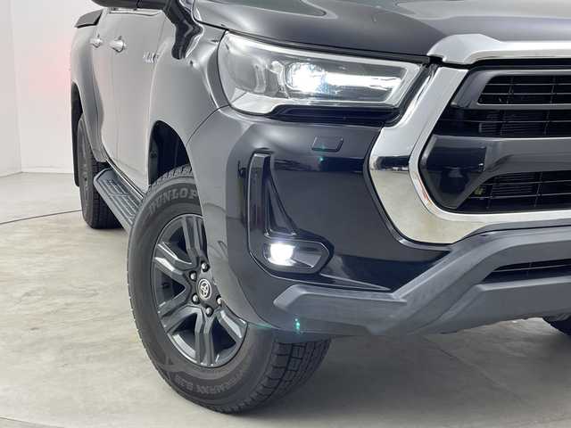 トヨタ ハイラックス Z 新潟県 2021(令3)年 6万km アティチュードブラックマイカ 4WD/11インチアルパインフローティングナビ/　フルセグTV/Bluetooth/CD/DVD/USB/HDMI/プリクラッシュセーフティ/レーンキープアシスト/レーダークルーズコントロール/前後コーナーセンサー/バックモニター/ETC/LEDヘッドライト/アイドリングストップ/横滑り防止装置/純正トノカバー/純正ベッドライナー/レザー調シートカバー