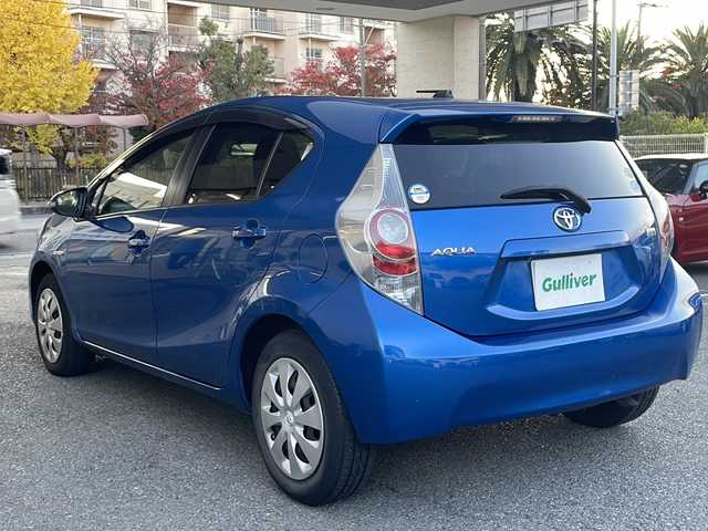 トヨタ アクア S 兵庫県 2014(平26)年 11.1万km コバルトブルーメタリック ワンオーナー/保証書・取説・有/純正SDナビ・ワンセグ・BT・CD・DVD・FM・AM/バックカメラ/ETC/プッシュスタート/スマートキー×2/純正フロアマット/純正ドアバイザー