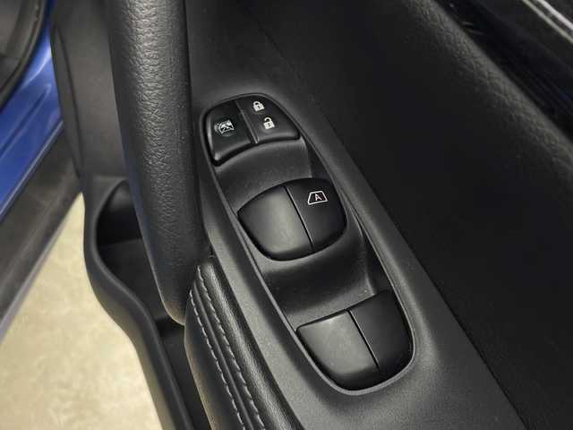 日産 エクストレイル 20X 秋田県 2017(平29)年 2.8万km シャイニングブルー 4WD/純正ナビ/（FM/AM/Bluetooth/フルセグTV/CD/DVD）/電動リアゲート/サンルーフ/カプロンシート/横滑り防止装置/コーナーセンサー/ダウンヒルアシスト/アイドリングストップ/ビルトインETC/ステアリングリモコン/前席シートヒーター/2WD⇔4WD切り替えスイッチ/電動格納ミラー/プッシュスタート/スマートキー/純正アルミホイール/社外フロアマット/ルーフレール/ドアバイザー