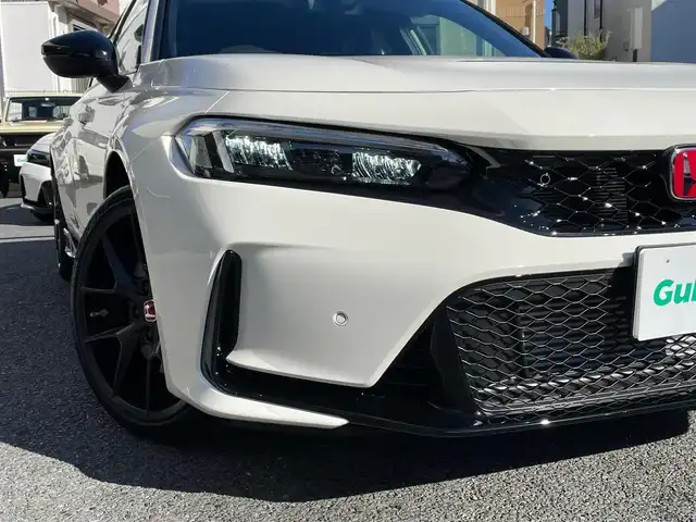 ホンダ シビック タイプR レーシングブラックPKG 神奈川県 2025(令7)年 0.1千km チャンピオンシップホワイト 純正メモリーナビ・地デジTV/バックモニター/ビルトインETC2.0/純正USB/BT再生/ワイヤレス充電/純正19インチAW/ブレンボブレーキ/LEDヘッドライト/ホンダセンシング/レーダークルーズコントロール/衝突軽減ブレーキ/LKA/BSM/コーナーセンサー/プッシュスタート/スマートキー×2/保証書・取説あり