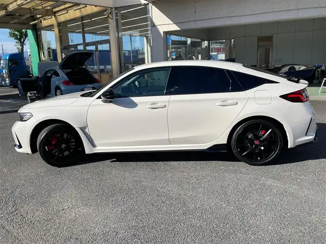 ホンダ シビック タイプR レーシングブラックPKG 神奈川県 2025(令7)年 0.1千km チャンピオンシップホワイト 純正メモリーナビ・地デジTV/バックモニター/ビルトインETC2.0/純正USB/BT再生/ワイヤレス充電/純正19インチAW/ブレンボブレーキ/LEDヘッドライト/ホンダセンシング/レーダークルーズコントロール/衝突軽減ブレーキ/LKA/BSM/コーナーセンサー/プッシュスタート/スマートキー×2/保証書・取説あり