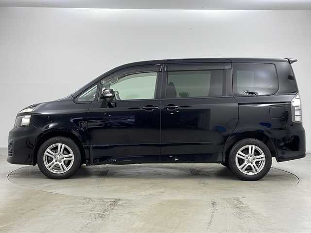 トヨタ ヴォクシー ZS 道央・札幌 2010(平22)年 7.3万km ブラック ・純正ナビTV&CD&DVD&BT&SD/・寒冷地仕様/・バックカメラ/・純正フリップダウンモニター/・パドルシフト/・ステアリングスイッチ/・両側パワースライドドア/・フロントワイパーデアイサー/・社外フロアマット/・社外エンジンスターター/・オートライト/・HIDヘッドライト/・ビルトインETC/・純正AW付サマータイヤ積込/・スマートキー/・スペアキー