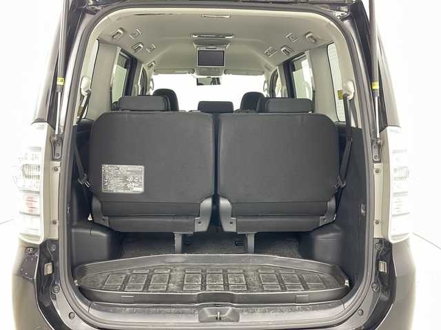 トヨタ ヴォクシー ZS 道央・札幌 2010(平22)年 7.3万km ブラック ・純正ナビTV&CD&DVD&BT&SD/・寒冷地仕様/・バックカメラ/・純正フリップダウンモニター/・パドルシフト/・ステアリングスイッチ/・両側パワースライドドア/・フロントワイパーデアイサー/・社外フロアマット/・社外エンジンスターター/・オートライト/・HIDヘッドライト/・ビルトインETC/・純正AW付サマータイヤ積込/・スマートキー/・スペアキー