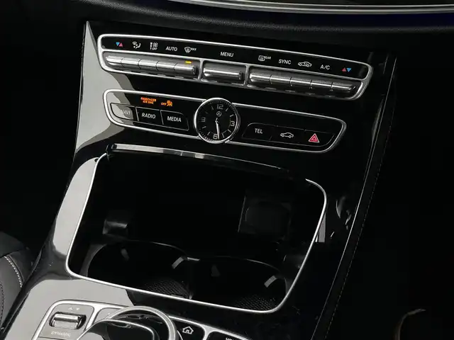 メルセデス・ベンツ Ｅ２２０ｄ アバンギャルド AMGライン 山梨県 2020(令2)年 2.2万km パール 後期 /レザーEXCP /SR /黒革 /HUD /Pアトマイザ/純正ＨＤＤナビ/フルセグ/全周囲カメラ/マルチＢＬＥＤ/アダプティブＬ/Ａハイビーム/マルチアンビエントライト/ブルメスター/Ｐシート/全席シートＨ/インテリジェントＳ/ＡＣＣ/保証書/記録簿