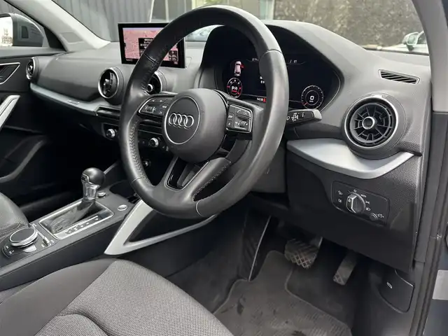 アウディ Ｑ２ 35TDIスポーツ 福島県 2020(令2)年 4.4万km ナノグレー/フロレットシルバーM ACC/レーンキープ/ブラインドスポット /バーチャルコックピット/純正ナビ/AppleCarPlay/バックカメラ/フルセグTV/ETC/シートヒーター /LEDヘッドライト/電動リアゲート/オートホールド /コーナーセンサー /レインセンサー /ドライブセレクト/純正17インチAW /取扱説明書/保証書