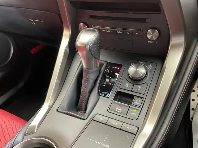 レクサス ＮＸ 300 Fスポーツ 岩手県 2017(平29)年 2.6万km ホワイトノーヴァガラスフレーク ４WD/ターボ/サンルーフ/ルーフレール/寒冷地仕様/本革シート/RAYSホムラ20インチアルミホイール/パワーバックドア/プリクラッシュセーフティ/レーダークルーズコントロール/レーンアシスト/三眼フルLEDヘッドランプ/オートマチックハイビーム/パワーシート/シートヒーター/シートベンチレーション/ステアリングヒーター/クリアランスソナー/パドルシフト/横滑り防止装置/ブラインドスポットモニター/純正ナビ/フルセグTV/バック・サイドカメラ/ETC2.0/ドライブレコーダー/オートブレーキホールド