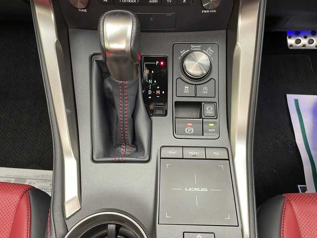 レクサス ＮＸ 300 Fスポーツ 長野県 2017(平29)年 2.6万km ホワイトノーヴァガラスフレーク 4WD/純正メモリナビ&フルセグTV&CD&DVD&USB&BT/アダプティブクルーズコントロール/レーンディパーチャーアラート/プリクラッシュセーフティ/パーキングサポートブレーキ/ブラインドスポットモニター/ヘッドアップディスプレイ/アイドリングストップ/サンルーフ/赤革シート/前席エアシート/前席シートヒーター/前席パワーシート/運転席シートメモリ/ステアリングスイッチ/ステアリングヒーター/パドルシフト/バックカメラ/サイドカメラ/ビルトインETC2.0/LEDヘッドライト/オートライト/フロントフォグランプ/リアフォグランプ/電動格納ミラー/ウィンカーミラー/電動ホールド/オートホールド/RAYS20インチAW装着/純正フロアマット/純正ドアバイザー/プッシュスタート/スマートキー/カードキー1枚/スペアキー1本/取扱説明書/新車保証書