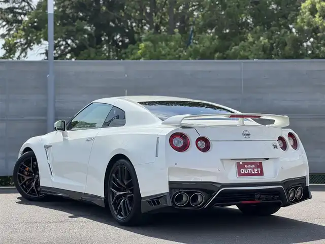 日産 ＧＴ－Ｒ ピュアエディション 三重県 2017(平29)年 2万km ブリリアントホワイトパール nismoスポーツリセッティング/カーウイングスナビゲーションシステム/・8インチワイドディスプレイ/・HDDナビ/・地デジTV/・DVD/CD/・Bluetooth/・USB端子/・ハンズフリーフォン/バックカメラ/クリアランスソナー /ブラック革/パールスエードコンビシート/前席パワーシート/KENWOOD前後ドライブレコーダー(DRV-MR745)/クルーズコントロール/ビルトインETC/純正20インチRAYS製5本Y字スポークブラック塗装アルミホイール/ダンプトロニック(BILSTEIN製電子制御可変ダンパー)/brembo製フロント6ポッド/リア4ポッドイエロー塗装ブレーキキャリパー/ドリルドブレーキローター/LEDヘッドライト/・オートライト/リアフォグランプ/プッシュエンジンスタート/インテリジェントキー×2/新車時保証書/ナビ取扱説明書/車両取扱説明書
