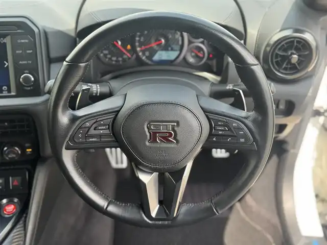 日産 ＧＴ－Ｒ ピュアエディション 三重県 2017(平29)年 2万km ブリリアントホワイトパール nismoスポーツリセッティング/カーウイングスナビゲーションシステム/・8インチワイドディスプレイ/・HDDナビ/・地デジTV/・DVD/CD/・Bluetooth/・USB端子/・ハンズフリーフォン/バックカメラ/クリアランスソナー /ブラック革/パールスエードコンビシート/前席パワーシート/KENWOOD前後ドライブレコーダー(DRV-MR745)/クルーズコントロール/ビルトインETC/純正20インチRAYS製5本Y字スポークブラック塗装アルミホイール/ダンプトロニック(BILSTEIN製電子制御可変ダンパー)/brembo製フロント6ポッド/リア4ポッドイエロー塗装ブレーキキャリパー/ドリルドブレーキローター/LEDヘッドライト/・オートライト/リアフォグランプ/プッシュエンジンスタート/インテリジェントキー×2/新車時保証書/ナビ取扱説明書/車両取扱説明書
