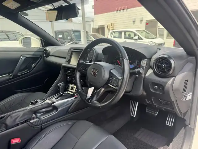 日産 ＧＴ－Ｒ ピュアエディション 三重県 2017(平29)年 2万km ブリリアントホワイトパール nismoスポーツリセッティング/カーウイングスナビゲーションシステム/・8インチワイドディスプレイ/・HDDナビ/・地デジTV/・DVD/CD/・Bluetooth/・USB端子/・ハンズフリーフォン/バックカメラ/クリアランスソナー /ブラック革/パールスエードコンビシート/前席パワーシート/KENWOOD前後ドライブレコーダー(DRV-MR745)/クルーズコントロール/ビルトインETC/純正20インチRAYS製5本Y字スポークブラック塗装アルミホイール/ダンプトロニック(BILSTEIN製電子制御可変ダンパー)/brembo製フロント6ポッド/リア4ポッドイエロー塗装ブレーキキャリパー/ドリルドブレーキローター/LEDヘッドライト/・オートライト/リアフォグランプ/プッシュエンジンスタート/インテリジェントキー×2/新車時保証書/ナビ取扱説明書/車両取扱説明書