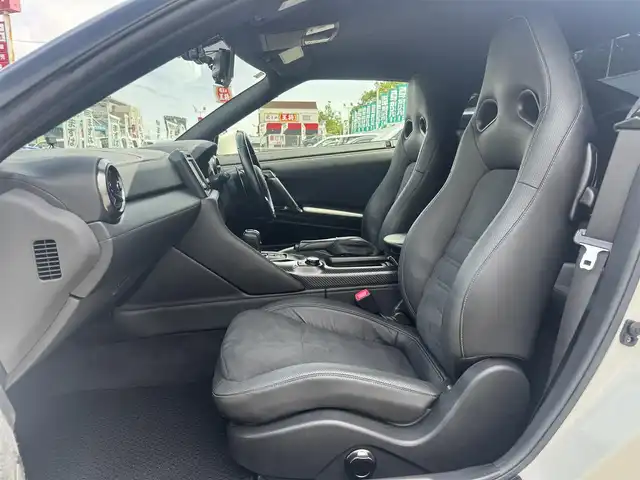 日産 ＧＴ－Ｒ ピュアエディション 三重県 2017(平29)年 2万km ブリリアントホワイトパール nismoスポーツリセッティング/カーウイングスナビゲーションシステム/・8インチワイドディスプレイ/・HDDナビ/・地デジTV/・DVD/CD/・Bluetooth/・USB端子/・ハンズフリーフォン/バックカメラ/クリアランスソナー /ブラック革/パールスエードコンビシート/前席パワーシート/KENWOOD前後ドライブレコーダー(DRV-MR745)/クルーズコントロール/ビルトインETC/純正20インチRAYS製5本Y字スポークブラック塗装アルミホイール/ダンプトロニック(BILSTEIN製電子制御可変ダンパー)/brembo製フロント6ポッド/リア4ポッドイエロー塗装ブレーキキャリパー/ドリルドブレーキローター/LEDヘッドライト/・オートライト/リアフォグランプ/プッシュエンジンスタート/インテリジェントキー×2/新車時保証書/ナビ取扱説明書/車両取扱説明書