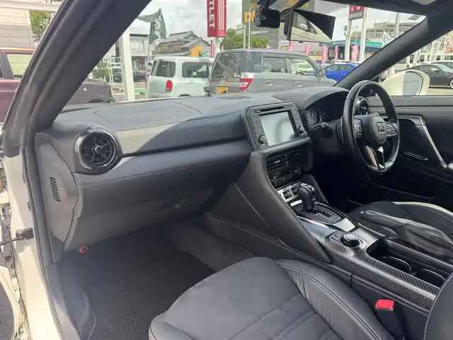 日産 ＧＴ－Ｒ ピュアエディション 三重県 2017(平29)年 2万km ブリリアントホワイトパール nismoスポーツリセッティング/カーウイングスナビゲーションシステム/・8インチワイドディスプレイ/・HDDナビ/・地デジTV/・DVD/CD/・Bluetooth/・USB端子/・ハンズフリーフォン/バックカメラ/クリアランスソナー /ブラック革/パールスエードコンビシート/前席パワーシート/KENWOOD前後ドライブレコーダー(DRV-MR745)/クルーズコントロール/ビルトインETC/純正20インチRAYS製5本Y字スポークブラック塗装アルミホイール/ダンプトロニック(BILSTEIN製電子制御可変ダンパー)/brembo製フロント6ポッド/リア4ポッドイエロー塗装ブレーキキャリパー/ドリルドブレーキローター/LEDヘッドライト/・オートライト/リアフォグランプ/プッシュエンジンスタート/インテリジェントキー×2/新車時保証書/ナビ取扱説明書/車両取扱説明書