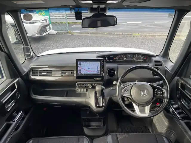 ホンダ Ｎ ＢＯＸ 埼玉県 2018(平30)年 4.6万km プレミアムホワイトパールⅡ ハーフレザーシート/純正ＳＤナビ＆フルセグＴＶ/（ＤＶＤ＆ＣＤ＆ＭＳＶ＆ＵＳＢ＆ＢＴ）/バックカメラ/ビルトインＥＴＣ/ドライブレコーダー/衝突軽減ブレーキ/先行車発進お知らせ機能/路外逸脱抑制機能/標識認識機能/アダプティブクルーズコントロール/革巻ステアリング/ステアリングリモコン/両側パワースライドドア/コーナーセンサー/純正エアロ/純正１５inアルミホイール/オートライト/ＬＥＤライト/ＬＥＤフォグランプ/ウィンカーミラー/電動格納ミラー/スマートキー/プッシュスタート/Ｗ＆サイド＆カーテンエアバッグ/横滑り防止装置/ＡＢＳ/ドアバイザー/フロアマット/新車保証書/取扱説明書/スマートスペアキー有