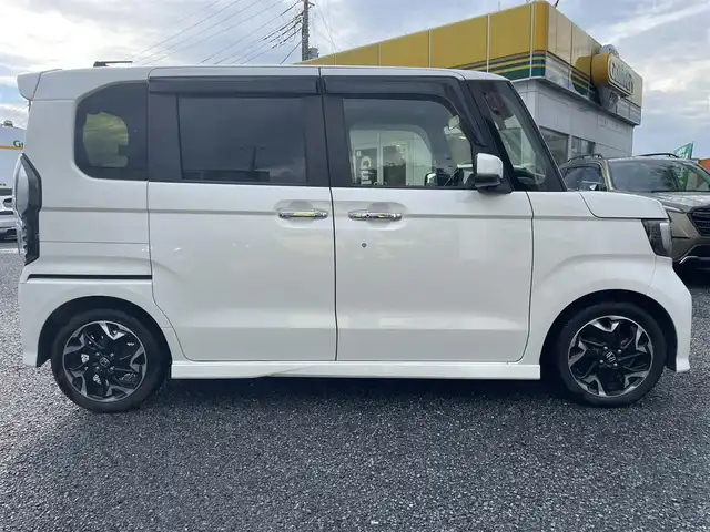 ホンダ Ｎ ＢＯＸ 埼玉県 2018(平30)年 4.6万km プレミアムホワイトパールⅡ ハーフレザーシート/純正ＳＤナビ＆フルセグＴＶ/（ＤＶＤ＆ＣＤ＆ＭＳＶ＆ＵＳＢ＆ＢＴ）/バックカメラ/ビルトインＥＴＣ/ドライブレコーダー/衝突軽減ブレーキ/先行車発進お知らせ機能/路外逸脱抑制機能/標識認識機能/アダプティブクルーズコントロール/革巻ステアリング/ステアリングリモコン/両側パワースライドドア/コーナーセンサー/純正エアロ/純正１５inアルミホイール/オートライト/ＬＥＤライト/ＬＥＤフォグランプ/ウィンカーミラー/電動格納ミラー/スマートキー/プッシュスタート/Ｗ＆サイド＆カーテンエアバッグ/横滑り防止装置/ＡＢＳ/ドアバイザー/フロアマット/新車保証書/取扱説明書/スマートスペアキー有