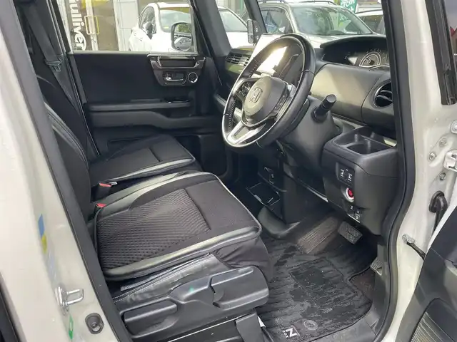 ホンダ Ｎ ＢＯＸ 埼玉県 2018(平30)年 4.6万km プレミアムホワイトパールⅡ ハーフレザーシート/純正ＳＤナビ＆フルセグＴＶ/（ＤＶＤ＆ＣＤ＆ＭＳＶ＆ＵＳＢ＆ＢＴ）/バックカメラ/ビルトインＥＴＣ/ドライブレコーダー/衝突軽減ブレーキ/先行車発進お知らせ機能/路外逸脱抑制機能/標識認識機能/アダプティブクルーズコントロール/革巻ステアリング/ステアリングリモコン/両側パワースライドドア/コーナーセンサー/純正エアロ/純正１５inアルミホイール/オートライト/ＬＥＤライト/ＬＥＤフォグランプ/ウィンカーミラー/電動格納ミラー/スマートキー/プッシュスタート/Ｗ＆サイド＆カーテンエアバッグ/横滑り防止装置/ＡＢＳ/ドアバイザー/フロアマット/新車保証書/取扱説明書/スマートスペアキー有