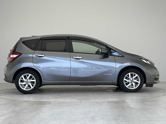 日産 ノート e－パワー X 愛知県 2019(令1)年 3.3万km ダークメタルグレー 衝突軽減システム/純正ナビ/フルセグ/CD DVD/Bluetooth/バックカメラ/コーナーセンサー/純正アルミホイール/LEDヘッドライト/オートライト/ドライブレコーダー/ETC/ステアリングスイッチ/スマートキー/プッシュスタート