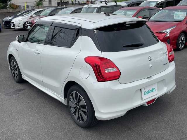 スズキ スイフト HYBRID RS 静岡県 2017(平29)年 1万km ピュアホワイトP ●ワンオーナー/●純正メモリーナビ/（フルセグ/CD/DVD/USB/Bluetooth）/●全方位カメラ/●運転席シートヒータ/●レーダークルーズコントロール/●衝突軽減システム/●レーンキープアシスト/●LED/●オートライト/●フォグランプ/●革巻きステアリング/●ステアリングスイッチ/●パドルシフト/●ETC/●横滑り防止装置/●アイドリングストップ/●電動格納ウィンカーミラー/●トノカバー/●純正フロアマット/●ドアバイザー/●ISOFIX/●純正16インチアルミホイール/●プッシュスタート/●スマートキー/●スペアキー×1/●W＋サイド＋カーテンSRS＋ABS/●保証書/●取扱説明書