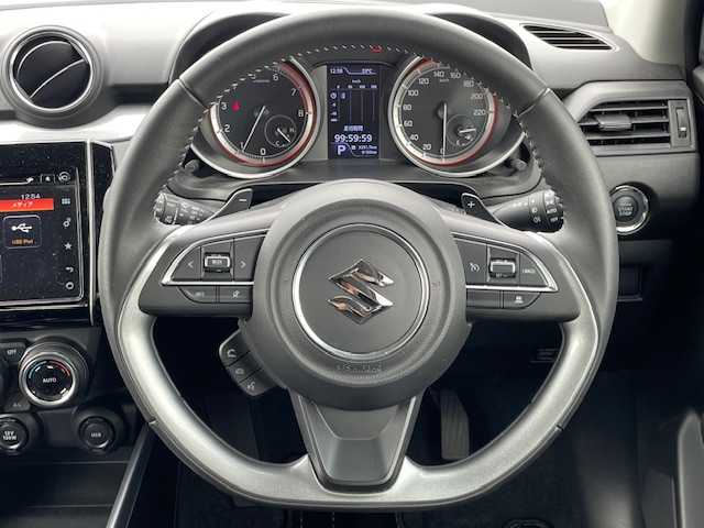 スズキ スイフト HYBRID RS 静岡県 2017(平29)年 1万km ピュアホワイトP ●ワンオーナー/●純正メモリーナビ/（フルセグ/CD/DVD/USB/Bluetooth）/●全方位カメラ/●運転席シートヒータ/●レーダークルーズコントロール/●衝突軽減システム/●レーンキープアシスト/●LED/●オートライト/●フォグランプ/●革巻きステアリング/●ステアリングスイッチ/●パドルシフト/●ETC/●横滑り防止装置/●アイドリングストップ/●電動格納ウィンカーミラー/●トノカバー/●純正フロアマット/●ドアバイザー/●ISOFIX/●純正16インチアルミホイール/●プッシュスタート/●スマートキー/●スペアキー×1/●W＋サイド＋カーテンSRS＋ABS/●保証書/●取扱説明書