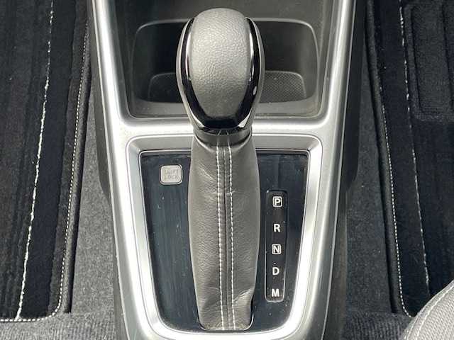 スズキ スイフト HYBRID RS 静岡県 2017(平29)年 1万km ピュアホワイトP ●ワンオーナー/●純正メモリーナビ/（フルセグ/CD/DVD/USB/Bluetooth）/●全方位カメラ/●運転席シートヒータ/●レーダークルーズコントロール/●衝突軽減システム/●レーンキープアシスト/●LED/●オートライト/●フォグランプ/●革巻きステアリング/●ステアリングスイッチ/●パドルシフト/●ETC/●横滑り防止装置/●アイドリングストップ/●電動格納ウィンカーミラー/●トノカバー/●純正フロアマット/●ドアバイザー/●ISOFIX/●純正16インチアルミホイール/●プッシュスタート/●スマートキー/●スペアキー×1/●W＋サイド＋カーテンSRS＋ABS/●保証書/●取扱説明書