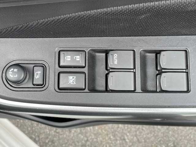 スズキ スイフト HYBRID RS 静岡県 2017(平29)年 1万km ピュアホワイトP ●ワンオーナー/●純正メモリーナビ/（フルセグ/CD/DVD/USB/Bluetooth）/●全方位カメラ/●運転席シートヒータ/●レーダークルーズコントロール/●衝突軽減システム/●レーンキープアシスト/●LED/●オートライト/●フォグランプ/●革巻きステアリング/●ステアリングスイッチ/●パドルシフト/●ETC/●横滑り防止装置/●アイドリングストップ/●電動格納ウィンカーミラー/●トノカバー/●純正フロアマット/●ドアバイザー/●ISOFIX/●純正16インチアルミホイール/●プッシュスタート/●スマートキー/●スペアキー×1/●W＋サイド＋カーテンSRS＋ABS/●保証書/●取扱説明書