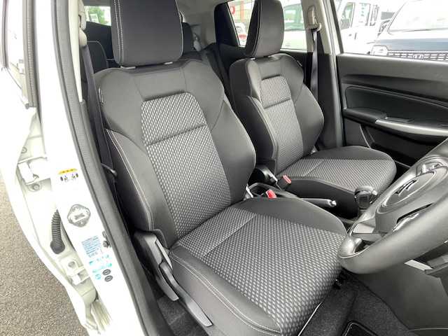 スズキ スイフト HYBRID RS 静岡県 2017(平29)年 1万km ピュアホワイトP ●ワンオーナー/●純正メモリーナビ/（フルセグ/CD/DVD/USB/Bluetooth）/●全方位カメラ/●運転席シートヒータ/●レーダークルーズコントロール/●衝突軽減システム/●レーンキープアシスト/●LED/●オートライト/●フォグランプ/●革巻きステアリング/●ステアリングスイッチ/●パドルシフト/●ETC/●横滑り防止装置/●アイドリングストップ/●電動格納ウィンカーミラー/●トノカバー/●純正フロアマット/●ドアバイザー/●ISOFIX/●純正16インチアルミホイール/●プッシュスタート/●スマートキー/●スペアキー×1/●W＋サイド＋カーテンSRS＋ABS/●保証書/●取扱説明書