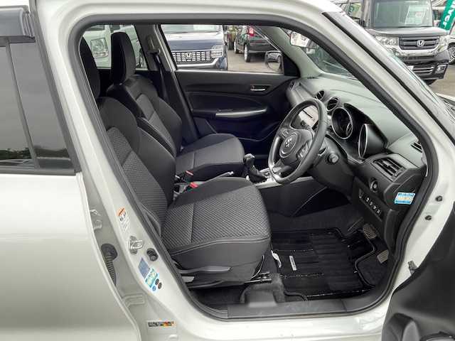 スズキ スイフト HYBRID RS 静岡県 2017(平29)年 1万km ピュアホワイトP ●ワンオーナー/●純正メモリーナビ/（フルセグ/CD/DVD/USB/Bluetooth）/●全方位カメラ/●運転席シートヒータ/●レーダークルーズコントロール/●衝突軽減システム/●レーンキープアシスト/●LED/●オートライト/●フォグランプ/●革巻きステアリング/●ステアリングスイッチ/●パドルシフト/●ETC/●横滑り防止装置/●アイドリングストップ/●電動格納ウィンカーミラー/●トノカバー/●純正フロアマット/●ドアバイザー/●ISOFIX/●純正16インチアルミホイール/●プッシュスタート/●スマートキー/●スペアキー×1/●W＋サイド＋カーテンSRS＋ABS/●保証書/●取扱説明書
