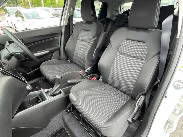スズキ スイフト HYBRID RS 静岡県 2017(平29)年 1万km ピュアホワイトP ●ワンオーナー/●純正メモリーナビ/（フルセグ/CD/DVD/USB/Bluetooth）/●全方位カメラ/●運転席シートヒータ/●レーダークルーズコントロール/●衝突軽減システム/●レーンキープアシスト/●LED/●オートライト/●フォグランプ/●革巻きステアリング/●ステアリングスイッチ/●パドルシフト/●ETC/●横滑り防止装置/●アイドリングストップ/●電動格納ウィンカーミラー/●トノカバー/●純正フロアマット/●ドアバイザー/●ISOFIX/●純正16インチアルミホイール/●プッシュスタート/●スマートキー/●スペアキー×1/●W＋サイド＋カーテンSRS＋ABS/●保証書/●取扱説明書