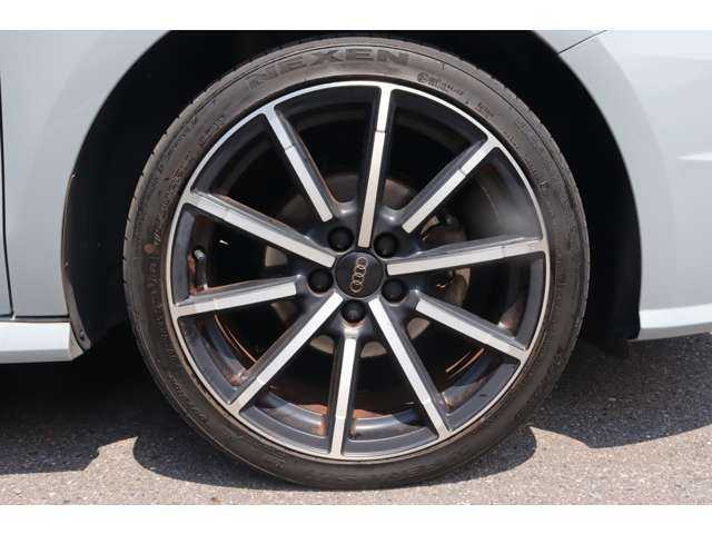 アウディ Ａ１ SB ミッドナイトリミテッド 大分県 2018(平30)年 5.4万km グレーⅡ ３７５台限定/ボディカラー特別色（アローグレー パールエフェクト）/ナビキセノンプラスパッケージ/【MMI 3G + ナビゲーションシステム】/・ SSDナビゲーション/・ CD/DVDプレイヤー/・ ミュージックサーバー機能/・ FM/AMラジオ/・ 音楽CDデータ取り込み機能/・ Bluetooth/・ SDカードリーダー (2スロット)/・ 地上デジタル放送対応/・ ボイスコントロール/・ アウディミュージックインターフェイス/・ ETCシステム/・ TVチューナー/【バイキセノンパッケージ】/・ バイキセノンヘッドライト/・ 自動ヘッドライトレンジコントロール/・ ヘッドライトウォッシャー/・ リヤLEDコンビネーションランプ/コンビニエンスパッケージ/・ アドバンストキー/・ アウディパーキングシステム /・ オートマチックエアコンディショナー /・ シートヒーター（フロント） ・ センターアームレスト（フロント）/純正１７インチＡＷ