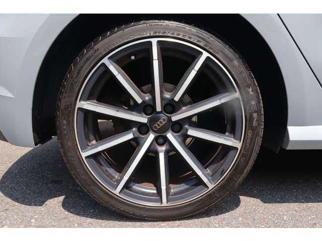 アウディ Ａ１ SB ミッドナイトリミテッド 大分県 2018(平30)年 5.4万km グレーⅡ ３７５台限定/ボディカラー特別色（アローグレー パールエフェクト）/ナビキセノンプラスパッケージ/【MMI 3G + ナビゲーションシステム】/・ SSDナビゲーション/・ CD/DVDプレイヤー/・ ミュージックサーバー機能/・ FM/AMラジオ/・ 音楽CDデータ取り込み機能/・ Bluetooth/・ SDカードリーダー (2スロット)/・ 地上デジタル放送対応/・ ボイスコントロール/・ アウディミュージックインターフェイス/・ ETCシステム/・ TVチューナー/【バイキセノンパッケージ】/・ バイキセノンヘッドライト/・ 自動ヘッドライトレンジコントロール/・ ヘッドライトウォッシャー/・ リヤLEDコンビネーションランプ/コンビニエンスパッケージ/・ アドバンストキー/・ アウディパーキングシステム /・ オートマチックエアコンディショナー /・ シートヒーター（フロント） ・ センターアームレスト（フロント）/純正１７インチＡＷ