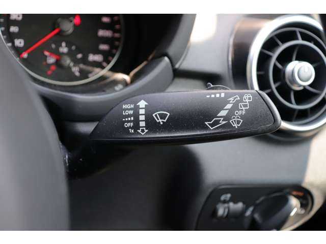 アウディ Ａ１ SB ミッドナイトリミテッド 大分県 2018(平30)年 5.4万km グレーⅡ ３７５台限定/ボディカラー特別色（アローグレー パールエフェクト）/ナビキセノンプラスパッケージ/【MMI 3G + ナビゲーションシステム】/・ SSDナビゲーション/・ CD/DVDプレイヤー/・ ミュージックサーバー機能/・ FM/AMラジオ/・ 音楽CDデータ取り込み機能/・ Bluetooth/・ SDカードリーダー (2スロット)/・ 地上デジタル放送対応/・ ボイスコントロール/・ アウディミュージックインターフェイス/・ ETCシステム/・ TVチューナー/【バイキセノンパッケージ】/・ バイキセノンヘッドライト/・ 自動ヘッドライトレンジコントロール/・ ヘッドライトウォッシャー/・ リヤLEDコンビネーションランプ/コンビニエンスパッケージ/・ アドバンストキー/・ アウディパーキングシステム /・ オートマチックエアコンディショナー /・ シートヒーター（フロント） ・ センターアームレスト（フロント）/純正１７インチＡＷ