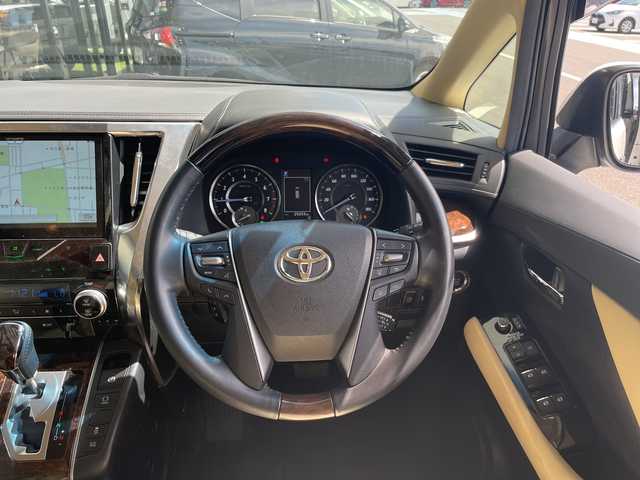 トヨタ アルファード X 愛知県 2019(令1)年 3万km ラグジュアリーホワイトパールクリスタルシャインガラスフレーク オートステップ/10型ナビ/フリップダウンモニター/バックカメラ/両側パワースライドドア/サンルーフ/衝突軽減システム/レーダークルーズコントロール/ETC/LEDヘッドライト/革調シートカバー/ステアリングスイッチ/スマートキー/プッシュスタート/純正アルミホイール