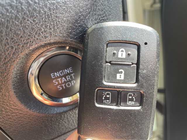 トヨタ アルファード X 愛知県 2019(令1)年 3万km ラグジュアリーホワイトパールクリスタルシャインガラスフレーク オートステップ/10型ナビ/フリップダウンモニター/バックカメラ/両側パワースライドドア/サンルーフ/衝突軽減システム/レーダークルーズコントロール/ETC/LEDヘッドライト/革調シートカバー/ステアリングスイッチ/スマートキー/プッシュスタート/純正アルミホイール