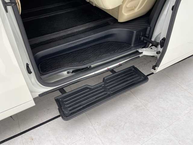 トヨタ アルファード X 愛知県 2019(令1)年 3万km ラグジュアリーホワイトパールクリスタルシャインガラスフレーク オートステップ/10型ナビ/フリップダウンモニター/バックカメラ/両側パワースライドドア/サンルーフ/衝突軽減システム/レーダークルーズコントロール/ETC/LEDヘッドライト/革調シートカバー/ステアリングスイッチ/スマートキー/プッシュスタート/純正アルミホイール