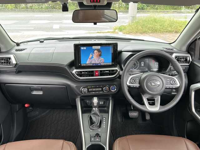 ダイハツ ロッキー プレミアム G HEV 兵庫県 2023(令5)年 1.7万km シャイニングホワイトパール 登録時走行距離16868km/純正9型プレミアムメモリーナビ/CD/DVD/Bluetooth/フルセグTV/HDMI/パノラマモニター（全方位カメラ）/スマートアシスト/アダプティブコントロール付/コーナリングトレースアシスト/車両接近通報装置/オートレベリング機能付LEDヘッドランプ/シーケンシャルターンランプ/LEDフォグランプ/LEDイルミネーションランプ/ナビ連動ドライブレコーダー/ビルトインETC2.0/シートカバー/コーナーセンサー/前席シートヒーター/純正フロアマット/ドアバイザー/保証書/取説/スペアキー1本