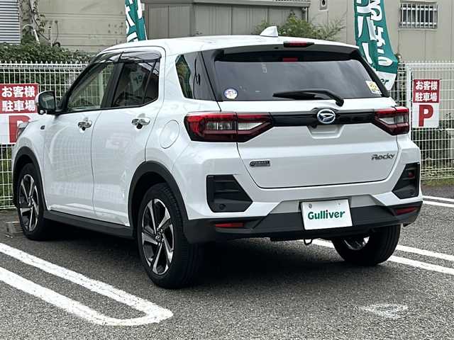 ダイハツ ロッキー プレミアム G HEV 兵庫県 2023(令5)年 1.7万km シャイニングホワイトパール 登録時走行距離16868km/純正9型プレミアムメモリーナビ/CD/DVD/Bluetooth/フルセグTV/HDMI/パノラマモニター（全方位カメラ）/スマートアシスト/アダプティブコントロール付/コーナリングトレースアシスト/車両接近通報装置/オートレベリング機能付LEDヘッドランプ/シーケンシャルターンランプ/LEDフォグランプ/LEDイルミネーションランプ/ナビ連動ドライブレコーダー/ビルトインETC2.0/シートカバー/コーナーセンサー/前席シートヒーター/純正フロアマット/ドアバイザー/保証書/取説/スペアキー1本