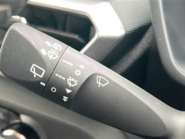 ダイハツ ロッキー プレミアム G HEV 兵庫県 2023(令5)年 1.7万km シャイニングホワイトパール 登録時走行距離16868km/純正9型プレミアムメモリーナビ/CD/DVD/Bluetooth/フルセグTV/HDMI/パノラマモニター（全方位カメラ）/スマートアシスト/アダプティブコントロール付/コーナリングトレースアシスト/車両接近通報装置/オートレベリング機能付LEDヘッドランプ/シーケンシャルターンランプ/LEDフォグランプ/LEDイルミネーションランプ/ナビ連動ドライブレコーダー/ビルトインETC2.0/シートカバー/コーナーセンサー/前席シートヒーター/純正フロアマット/ドアバイザー/保証書/取説/スペアキー1本