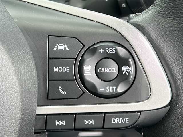 ダイハツ ロッキー プレミアム G HEV 兵庫県 2023(令5)年 1.7万km シャイニングホワイトパール 登録時走行距離16868km/純正9型プレミアムメモリーナビ/CD/DVD/Bluetooth/フルセグTV/HDMI/パノラマモニター（全方位カメラ）/スマートアシスト/アダプティブコントロール付/コーナリングトレースアシスト/車両接近通報装置/オートレベリング機能付LEDヘッドランプ/シーケンシャルターンランプ/LEDフォグランプ/LEDイルミネーションランプ/ナビ連動ドライブレコーダー/ビルトインETC2.0/シートカバー/コーナーセンサー/前席シートヒーター/純正フロアマット/ドアバイザー/保証書/取説/スペアキー1本