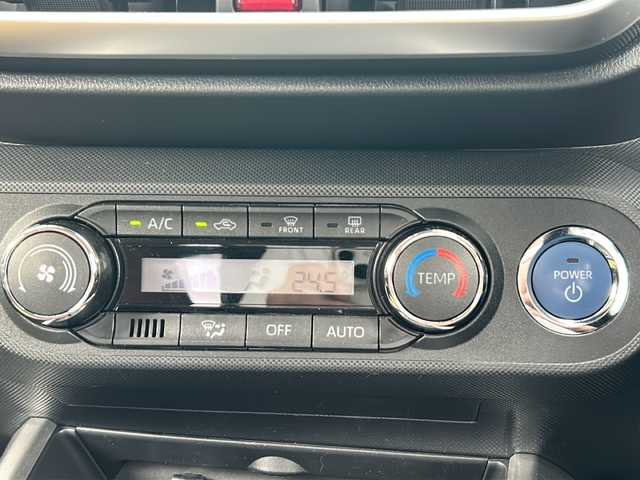 ダイハツ ロッキー プレミアム G HEV 兵庫県 2023(令5)年 1.7万km シャイニングホワイトパール 登録時走行距離16868km/純正9型プレミアムメモリーナビ/CD/DVD/Bluetooth/フルセグTV/HDMI/パノラマモニター（全方位カメラ）/スマートアシスト/アダプティブコントロール付/コーナリングトレースアシスト/車両接近通報装置/オートレベリング機能付LEDヘッドランプ/シーケンシャルターンランプ/LEDフォグランプ/LEDイルミネーションランプ/ナビ連動ドライブレコーダー/ビルトインETC2.0/シートカバー/コーナーセンサー/前席シートヒーター/純正フロアマット/ドアバイザー/保証書/取説/スペアキー1本