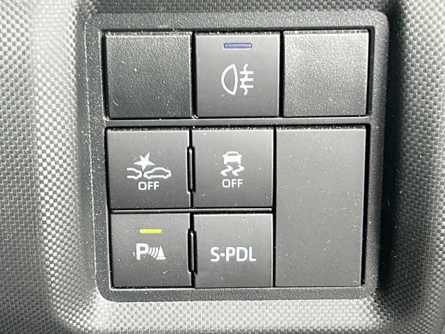 ダイハツ ロッキー プレミアム G HEV 兵庫県 2023(令5)年 1.7万km シャイニングホワイトパール 登録時走行距離16868km/純正9型プレミアムメモリーナビ/CD/DVD/Bluetooth/フルセグTV/HDMI/パノラマモニター（全方位カメラ）/スマートアシスト/アダプティブコントロール付/コーナリングトレースアシスト/車両接近通報装置/オートレベリング機能付LEDヘッドランプ/シーケンシャルターンランプ/LEDフォグランプ/LEDイルミネーションランプ/ナビ連動ドライブレコーダー/ビルトインETC2.0/シートカバー/コーナーセンサー/前席シートヒーター/純正フロアマット/ドアバイザー/保証書/取説/スペアキー1本