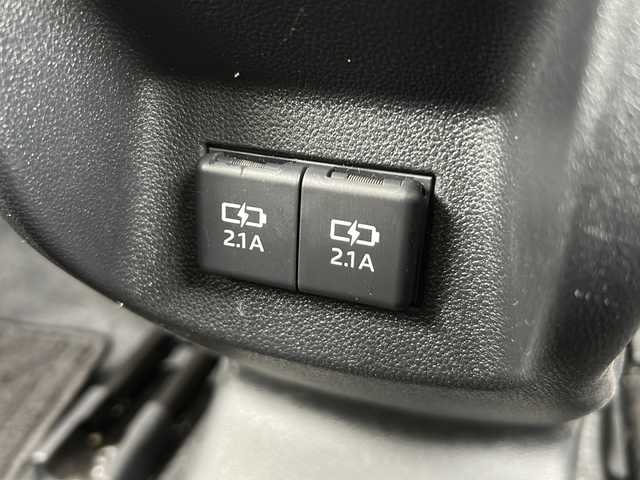 ダイハツ ロッキー プレミアム G HEV 兵庫県 2023(令5)年 1.7万km シャイニングホワイトパール 登録時走行距離16868km/純正9型プレミアムメモリーナビ/CD/DVD/Bluetooth/フルセグTV/HDMI/パノラマモニター（全方位カメラ）/スマートアシスト/アダプティブコントロール付/コーナリングトレースアシスト/車両接近通報装置/オートレベリング機能付LEDヘッドランプ/シーケンシャルターンランプ/LEDフォグランプ/LEDイルミネーションランプ/ナビ連動ドライブレコーダー/ビルトインETC2.0/シートカバー/コーナーセンサー/前席シートヒーター/純正フロアマット/ドアバイザー/保証書/取説/スペアキー1本