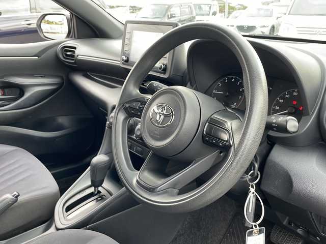 トヨタ ヤリス X Bパッケージ 富山県 2020(令2)年 7.1万km スーパーホワイトⅡ 禁煙車/純正ディスプレイオーディオ/バックカメラ/Ｂｌｕｅｔｏｏｔｈ接続/Ａｐｐｌｅ Cａｒ　Pｌａｙ/社外フロアマット/電動格納ミラー/ＵＳＢ入力端子/ＥＴＣ/リモコンキー/スペアキー/保証書