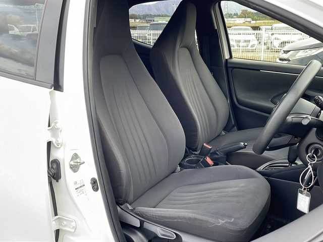 トヨタ ヤリス X Bパッケージ 富山県 2020(令2)年 7.1万km スーパーホワイトⅡ 禁煙車/純正ディスプレイオーディオ/バックカメラ/Ｂｌｕｅｔｏｏｔｈ接続/Ａｐｐｌｅ Cａｒ　Pｌａｙ/社外フロアマット/電動格納ミラー/ＵＳＢ入力端子/ＥＴＣ/リモコンキー/スペアキー/保証書