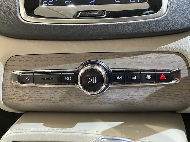 ボルボ ＸＣ９０ B6 AWD インスクリプション 新潟県 2021(令3)年 3.1万km クリスタルホワイトP チルトアップ機構付電動パノラマ・ガラス・サンルーフ　/ステアリングホイール・ヒーター/ヘッドアップディスプレイ/クリスタルノブ/LKA（レーン・キーピング・エイド）/DAC（ドライバー・アラート・コントロール）/パイロット・アシスト（車線維持支援機能）/全車速追従機能付ACC（アダプティブ・クルーズ・コントロール/フル・アクティブ・ハイビーム（LEDヘッドライト）/360°ビューカメラ/シートベンチレーション（前席）/パワーシート（全席）/シートヒーター（全席）/ワイヤレススマートフォンチャージ/アンビエントライト/HDDナビゲーションシステム/・Bluetooth/TV/FM/AM/パワーテールゲート